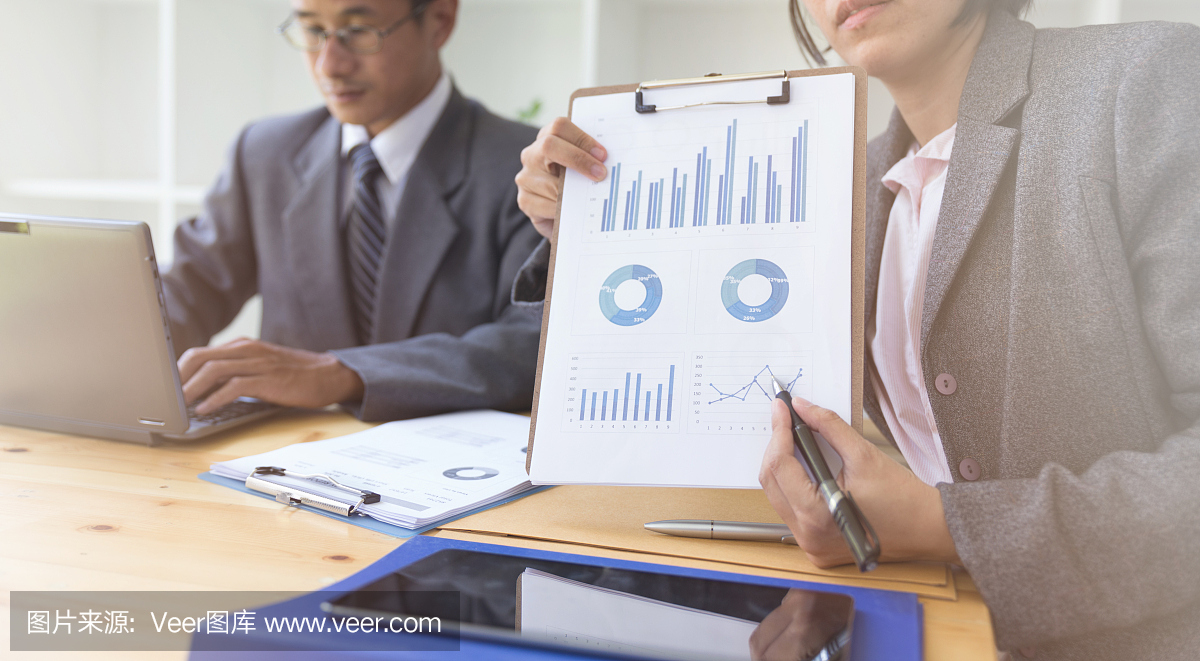 商務人員出席專業投資者的創業項目。財務經理會議和討論分析數據的圖表和圖表顯示的結果。企業財務和營銷理念